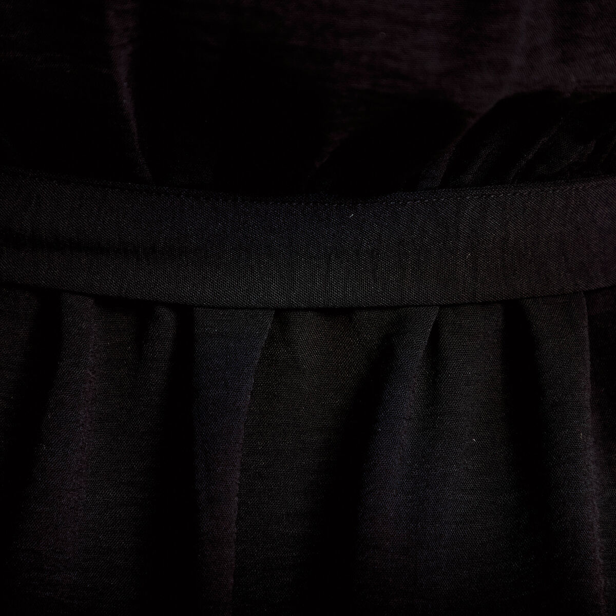 Robe courte &eacute;vas&eacute;e col v manches courtes noir femme