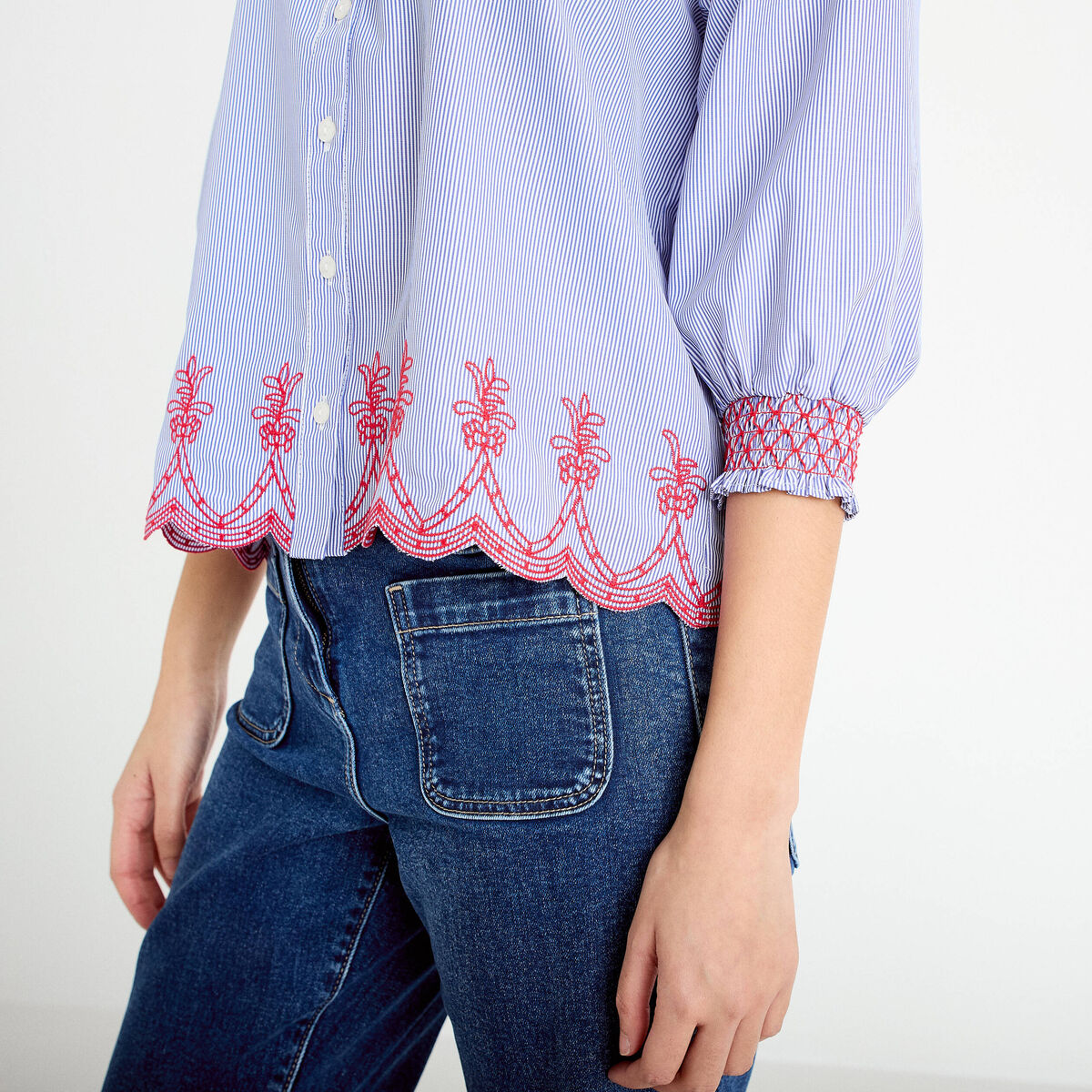 Blouse brod&eacute;e col V manches 3/4 bleu roi femme