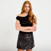 Jupe-short mini enduite d&eacute;tails clout&eacute;s noir femme