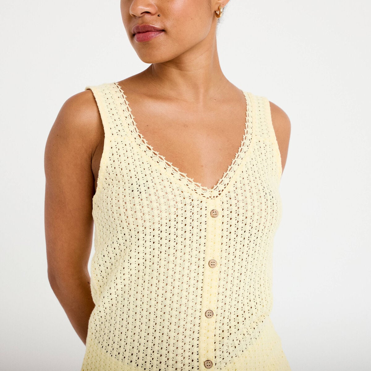 D&eacute;bardeur ajour&eacute; aspect dentelle col v jaune pastel femme