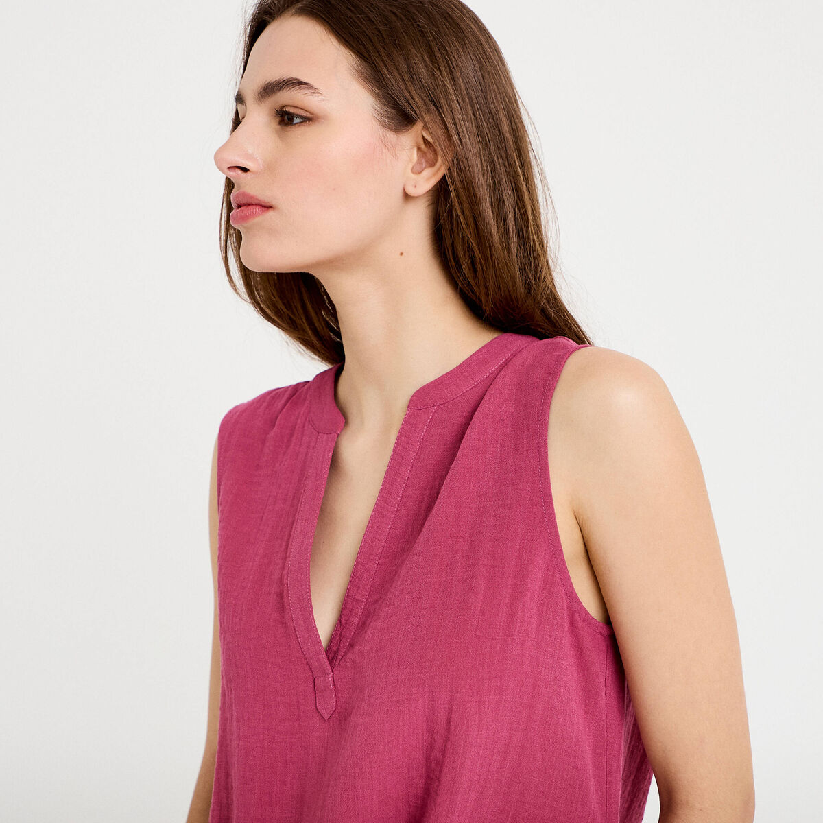 Blouse sans manches col tunisien pliss&eacute; prune femme