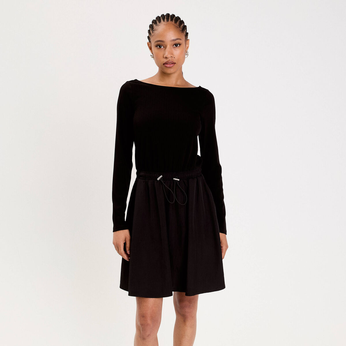 Robe courte droite col bateau noir femme