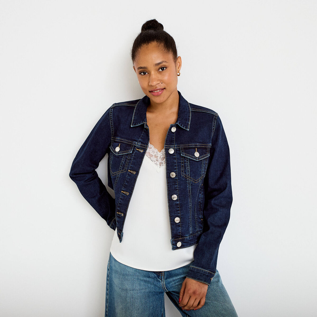 Veste cintr&eacute;e en jean col classique denim brut femme