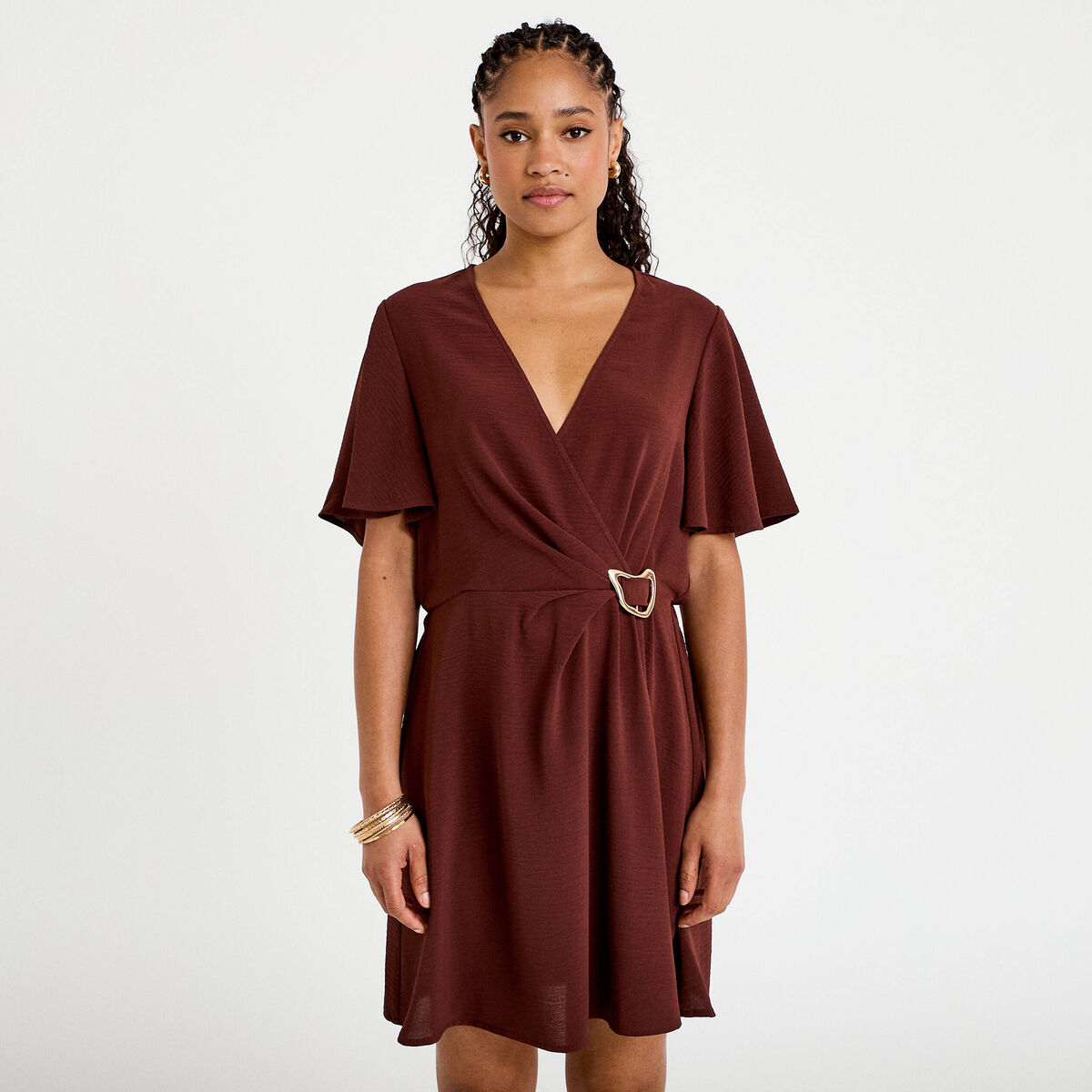 Robe courte &eacute;vas&eacute;e col v manches courtes marron femme
