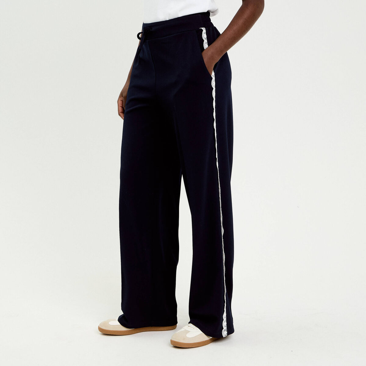 Pantalon large fluide d&eacute;tail dentelle bleu marine femme