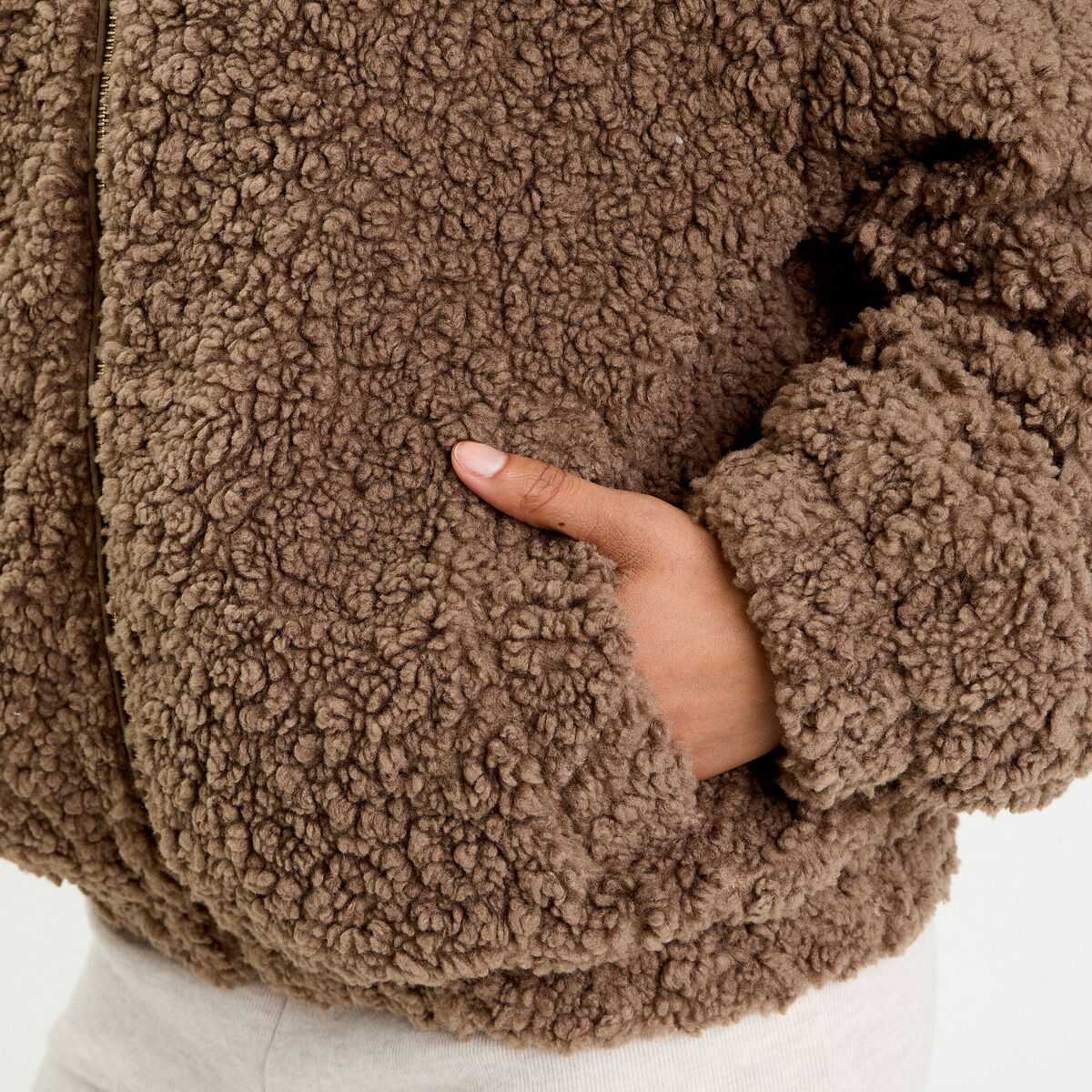 Veste bas resserr&eacute; &agrave; capuche marron femme