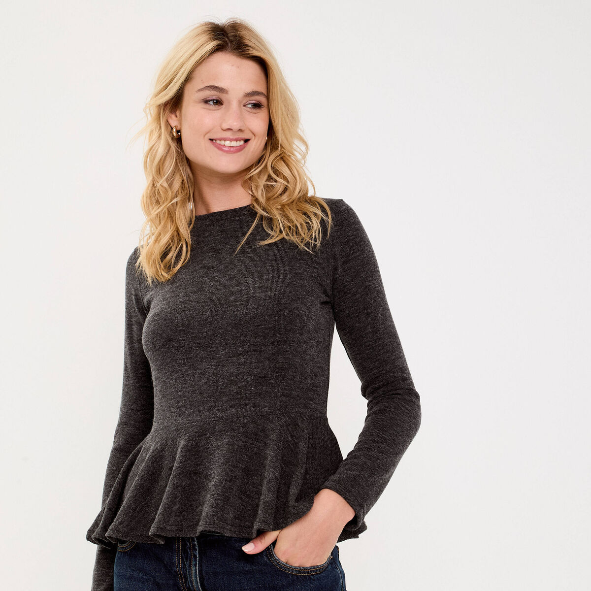 Pull ajust&eacute; court manches longues gris fonc&eacute; femme