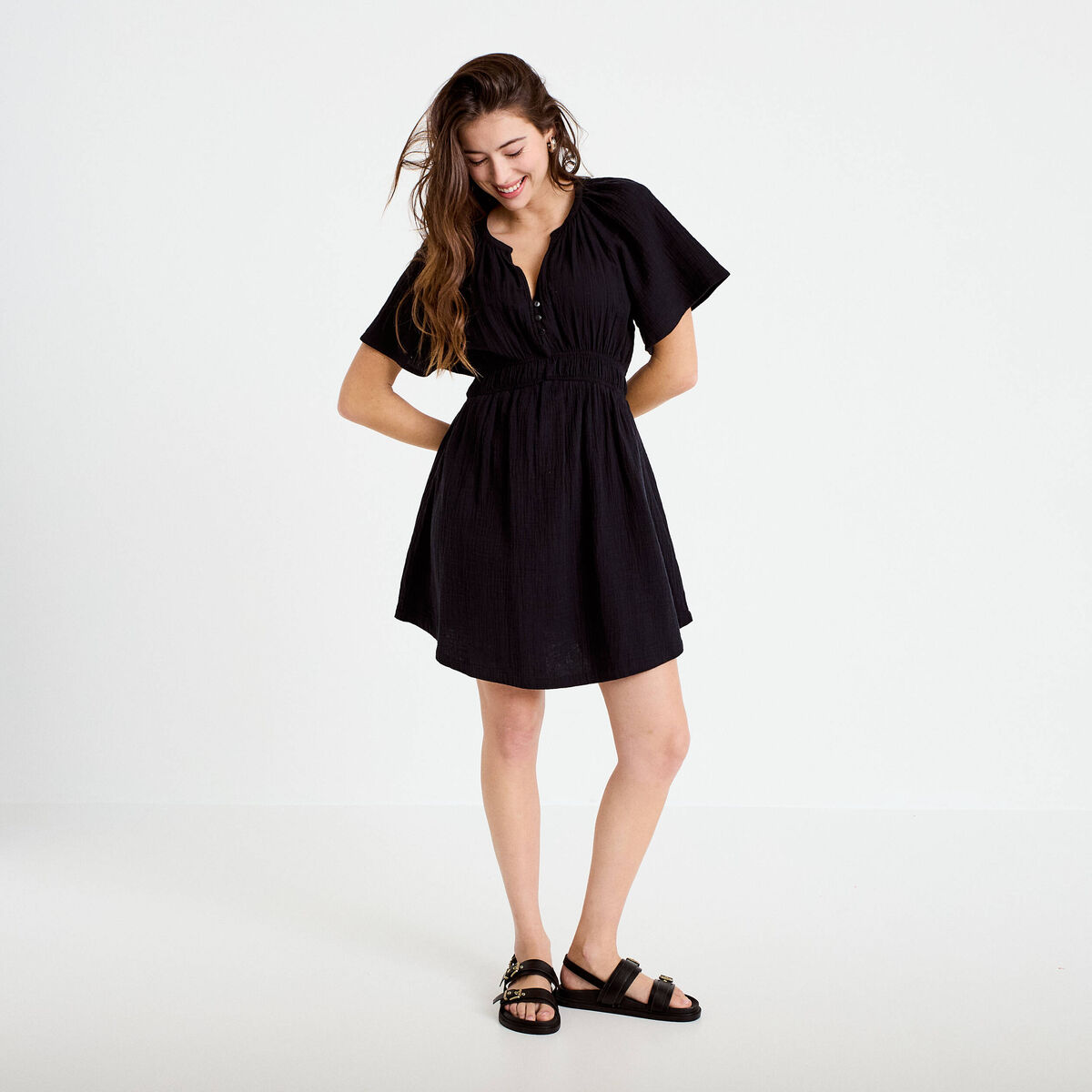 Robe courte &eacute;vas&eacute;e manches courtes noir femme