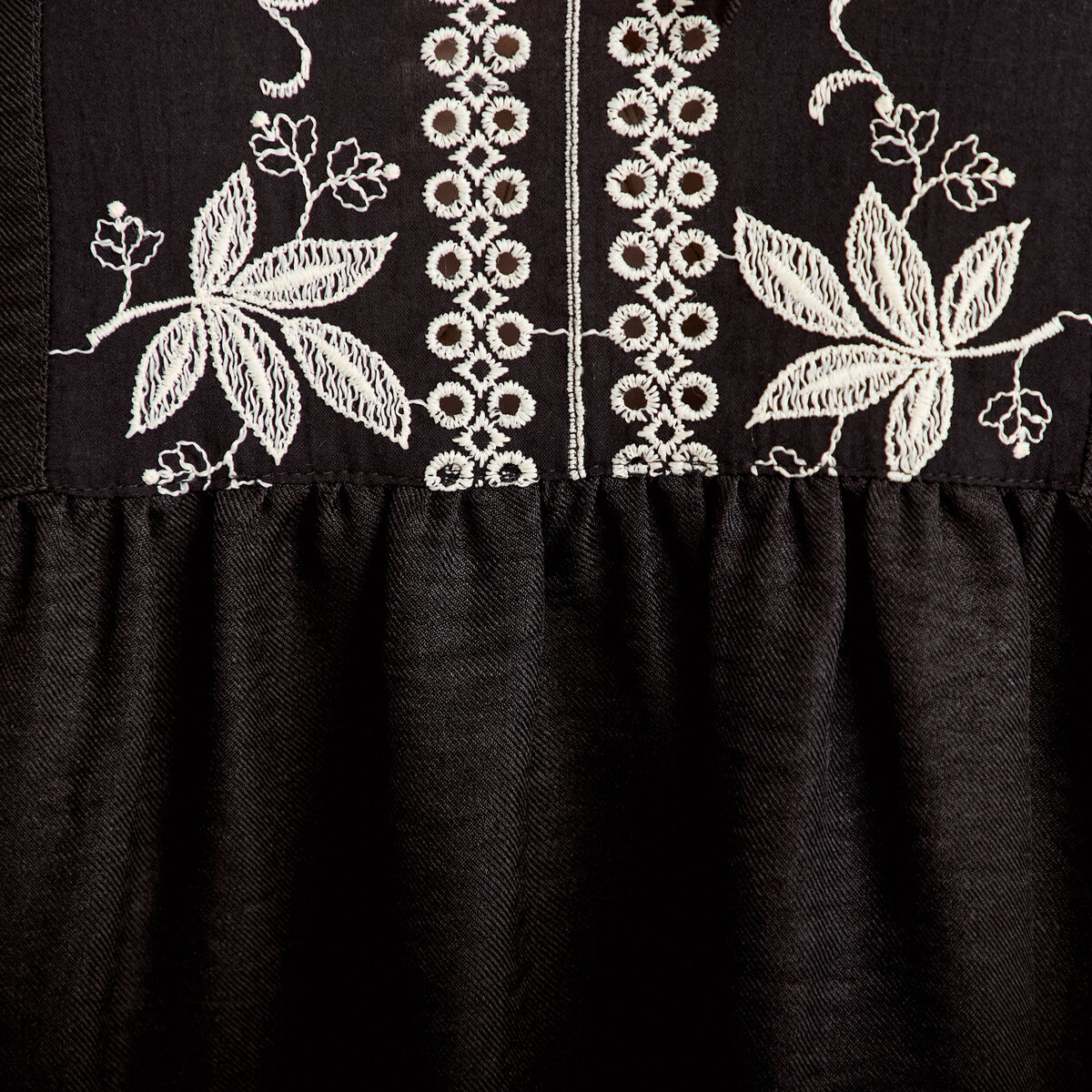 Robe brod&eacute;e en cr&ecirc;pe noir femme