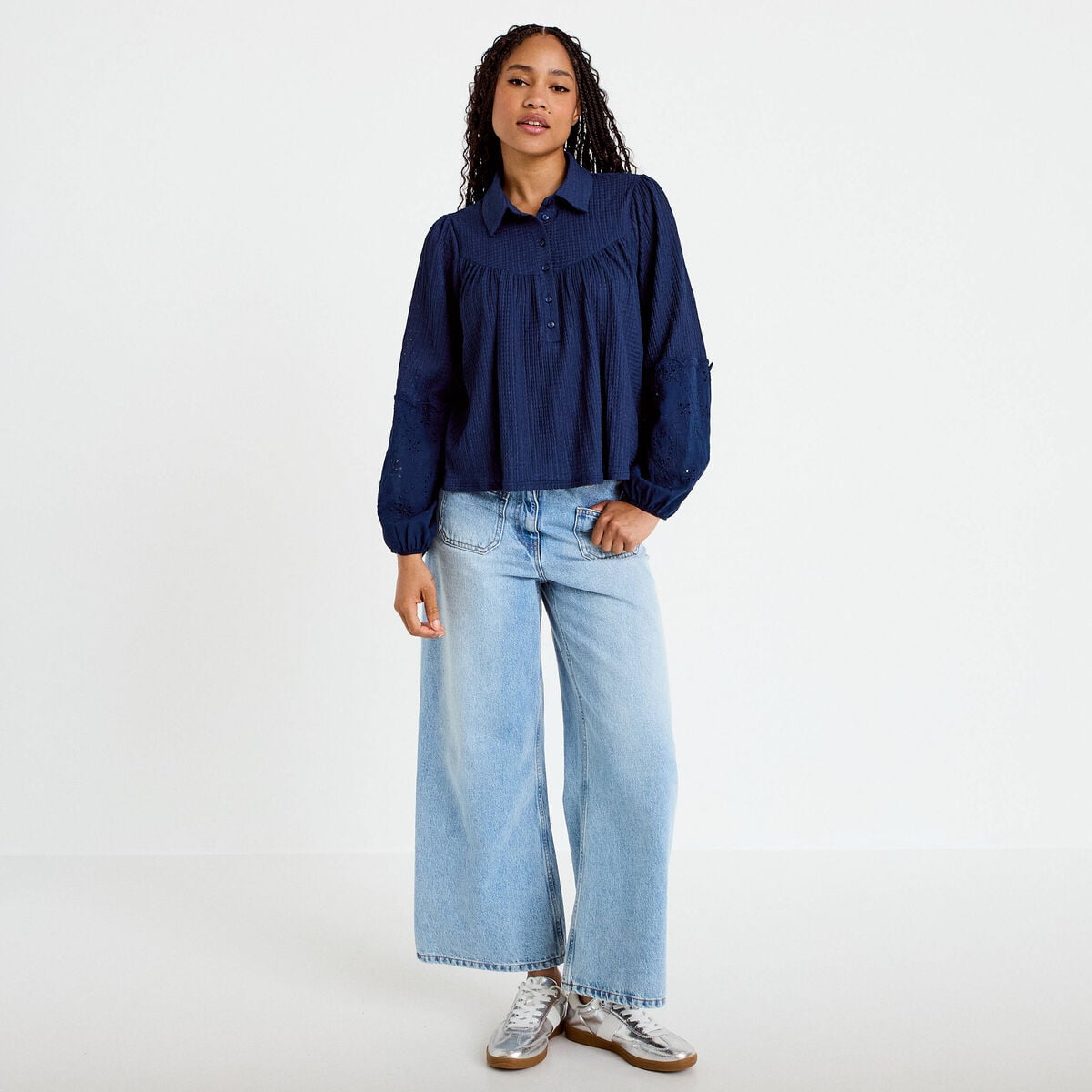 Blouse manches longues broderie bleu fonc&eacute; femme