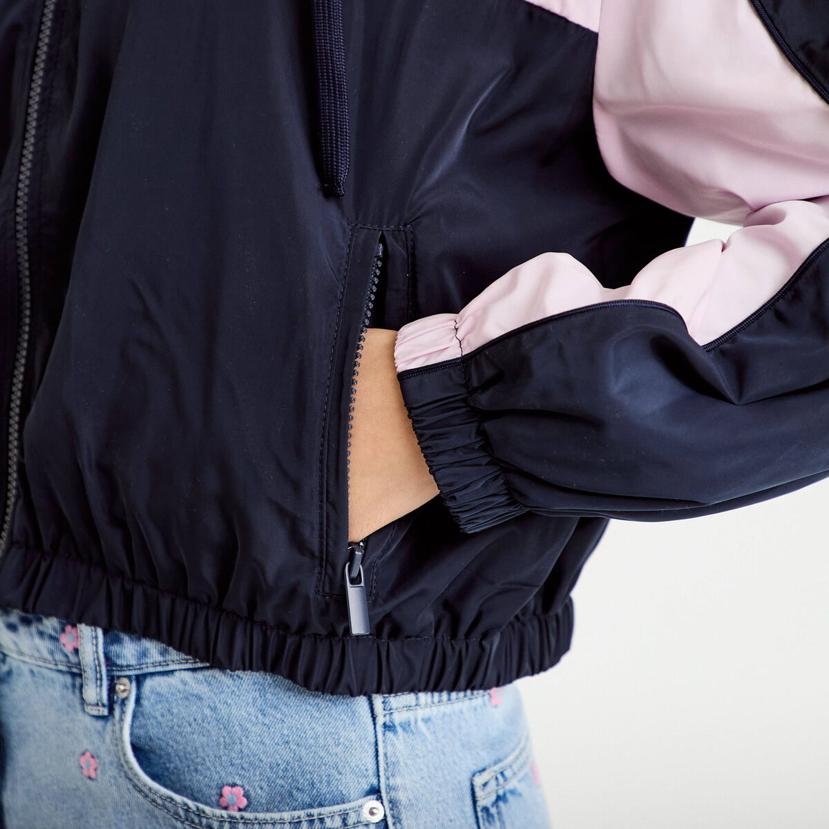 Veste cropped &agrave; capuche bas resserr&eacute; bleu marine femme