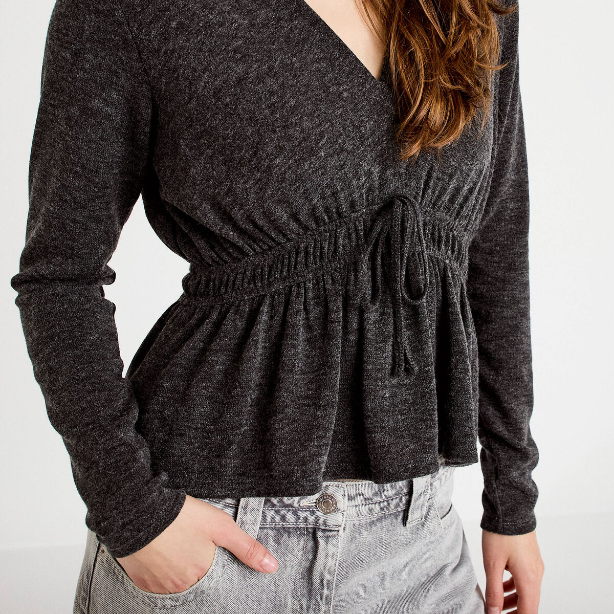 Blouse cintr&eacute;e col v manches longues gris fonc&eacute; femme