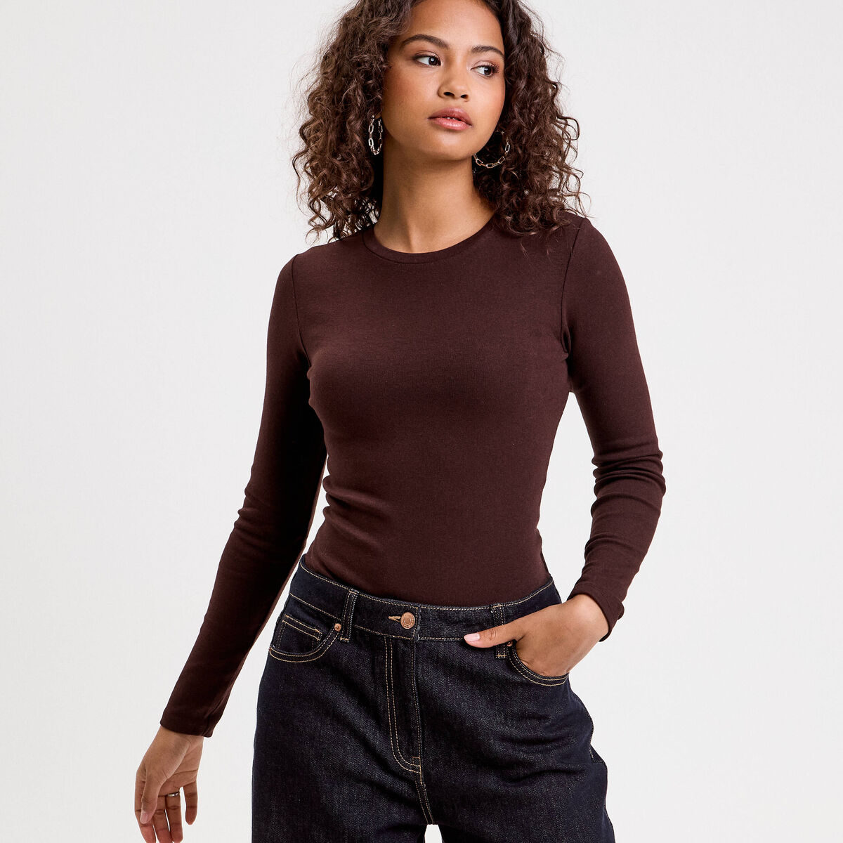 T-shirt cintr&eacute; col rond manches longues marron fonc&eacute; femme