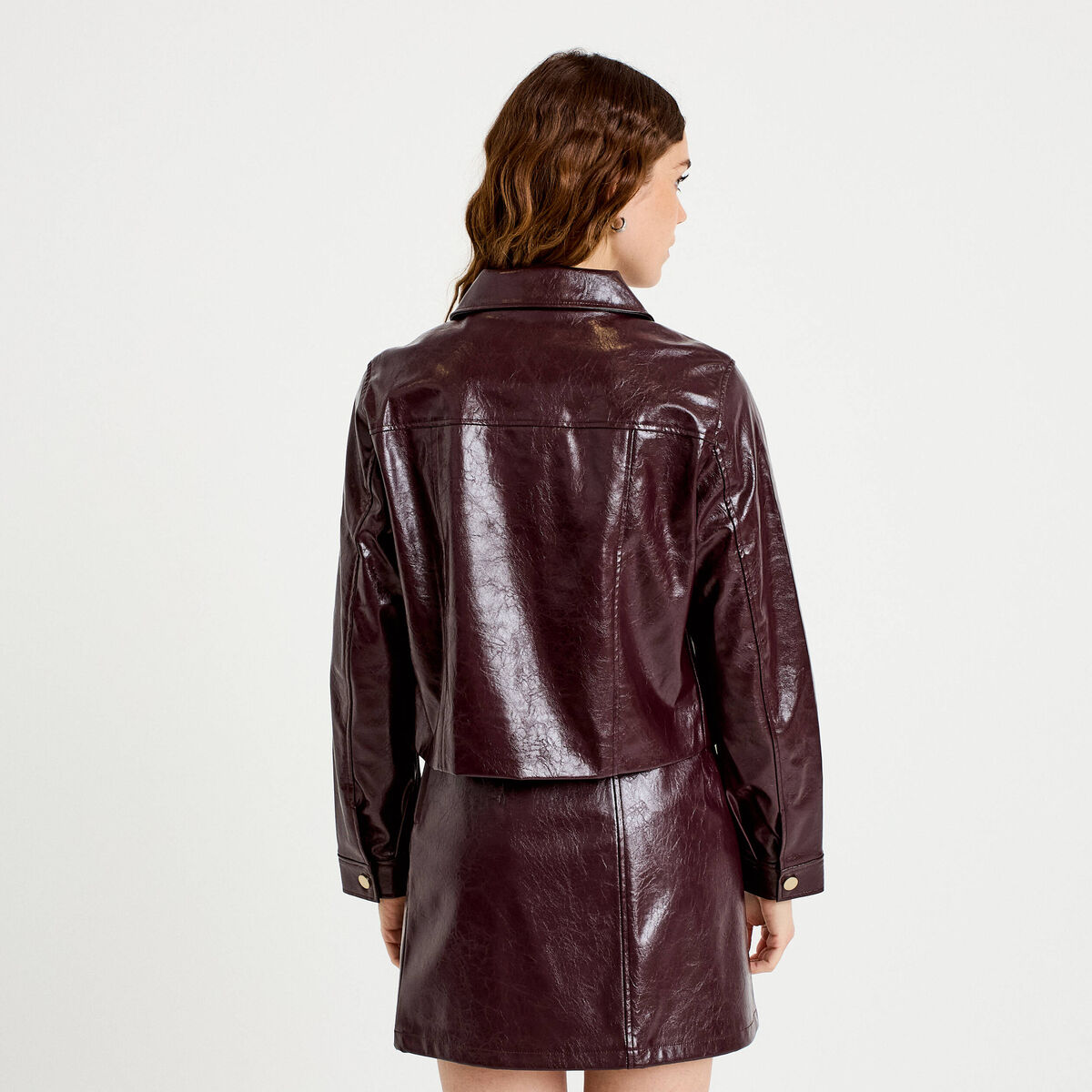 Veste droite cropped en similicuir violet fonc&eacute; femme