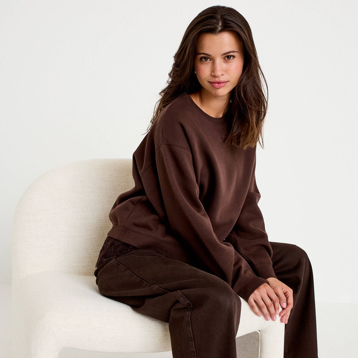 Sweat droit col rond d&eacute;tail dentelle marron fonc&eacute; femme