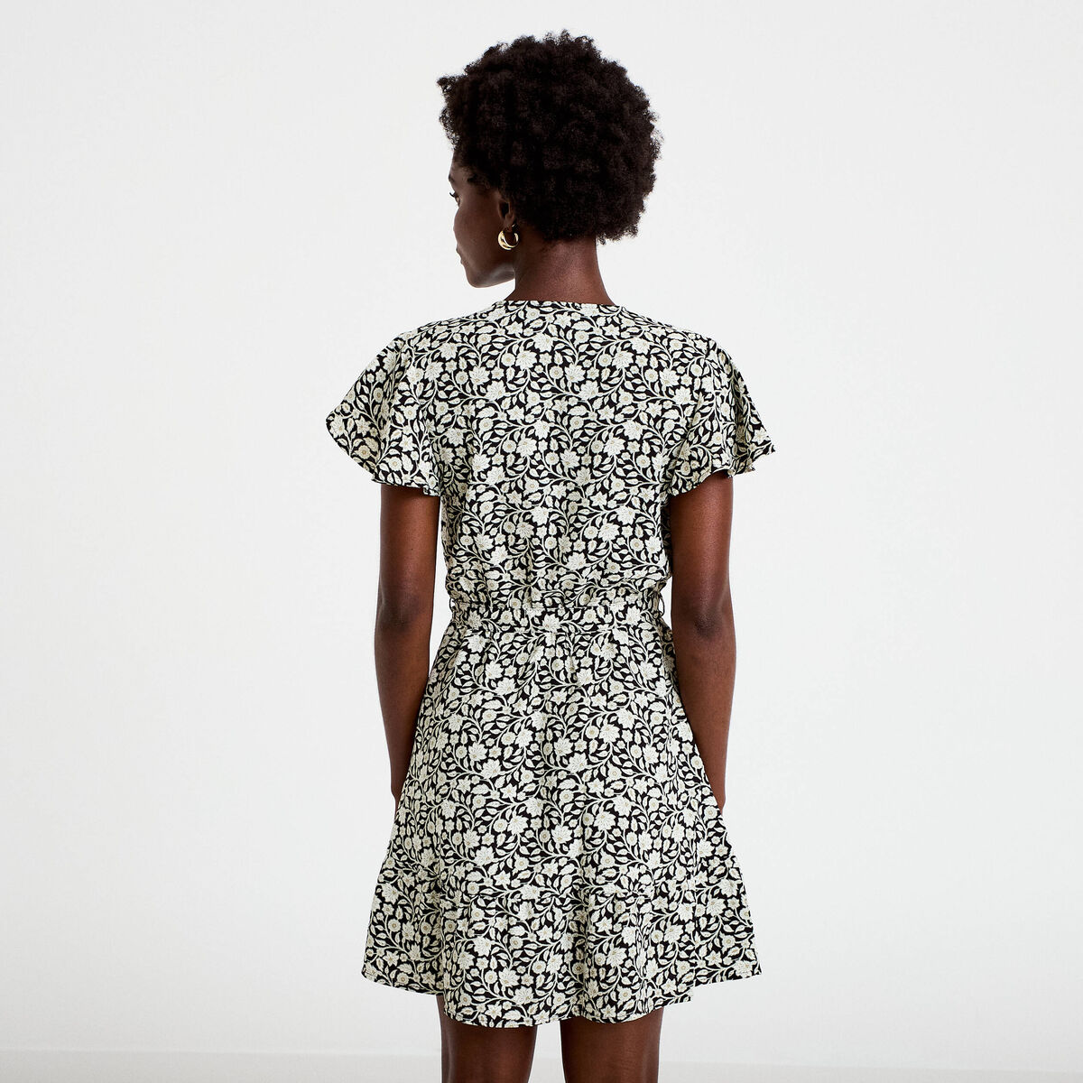 Robe courte &eacute;vas&eacute;e col v manches courtes noir femme