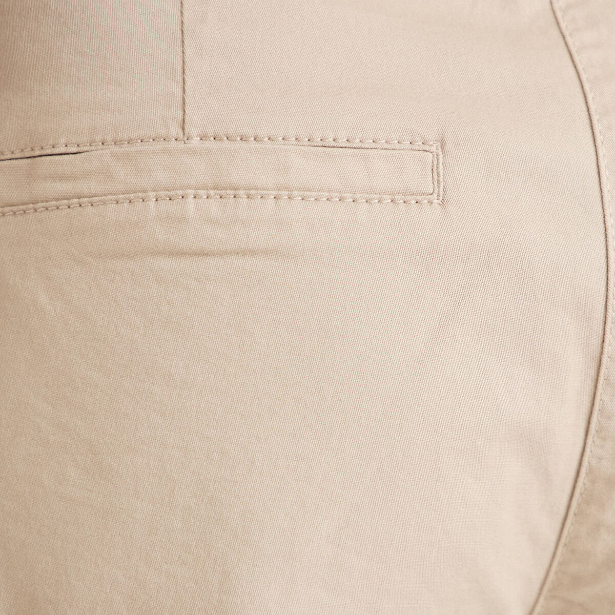 Short chino ceintur&eacute; beige femme