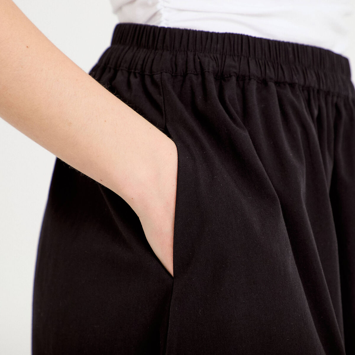 Jupon &eacute;vas&eacute; long noir femme