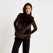 Veste courte ajust&eacute;e sans manches marron fonc&eacute; femme