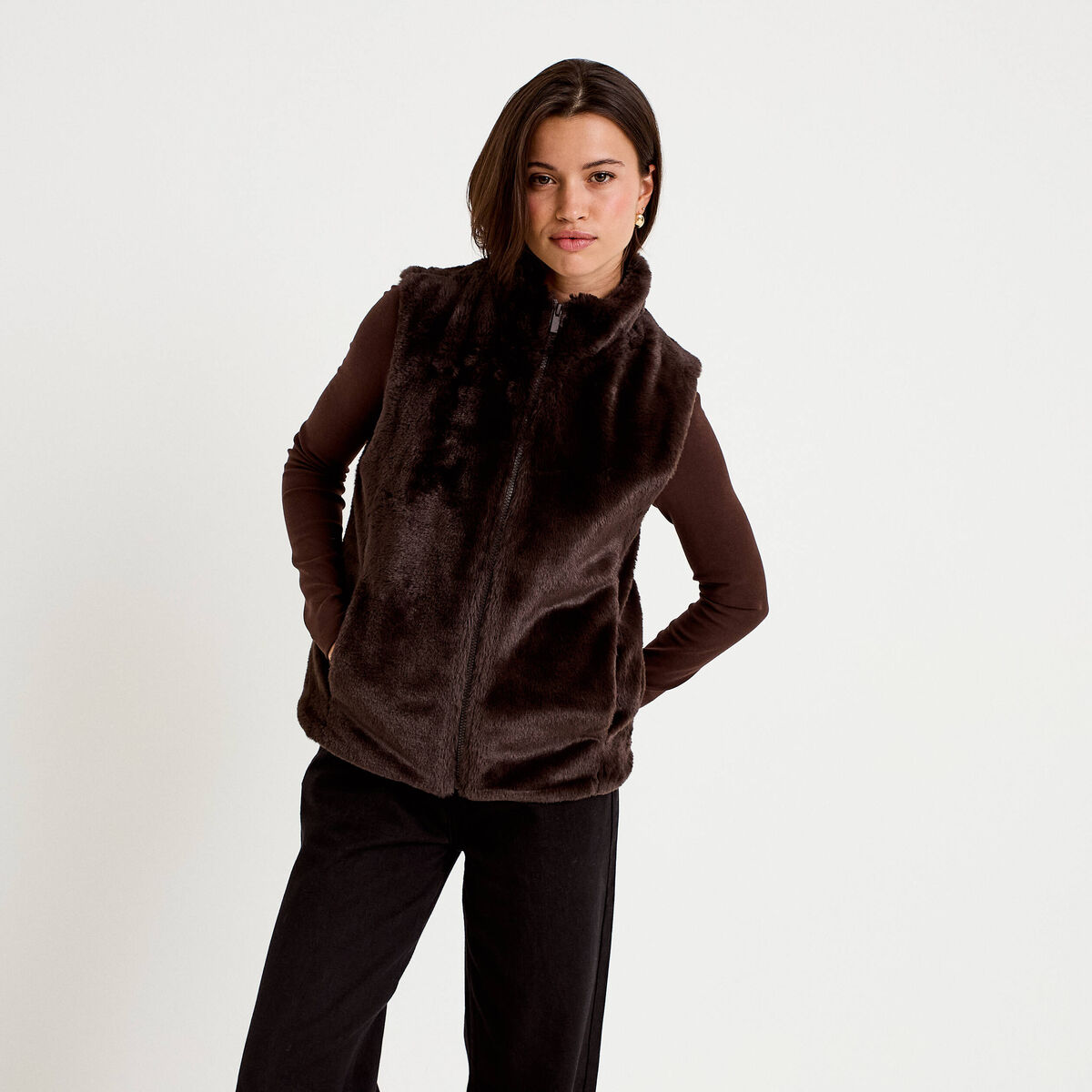 Veste courte ajust&eacute;e sans manches marron fonc&eacute; femme