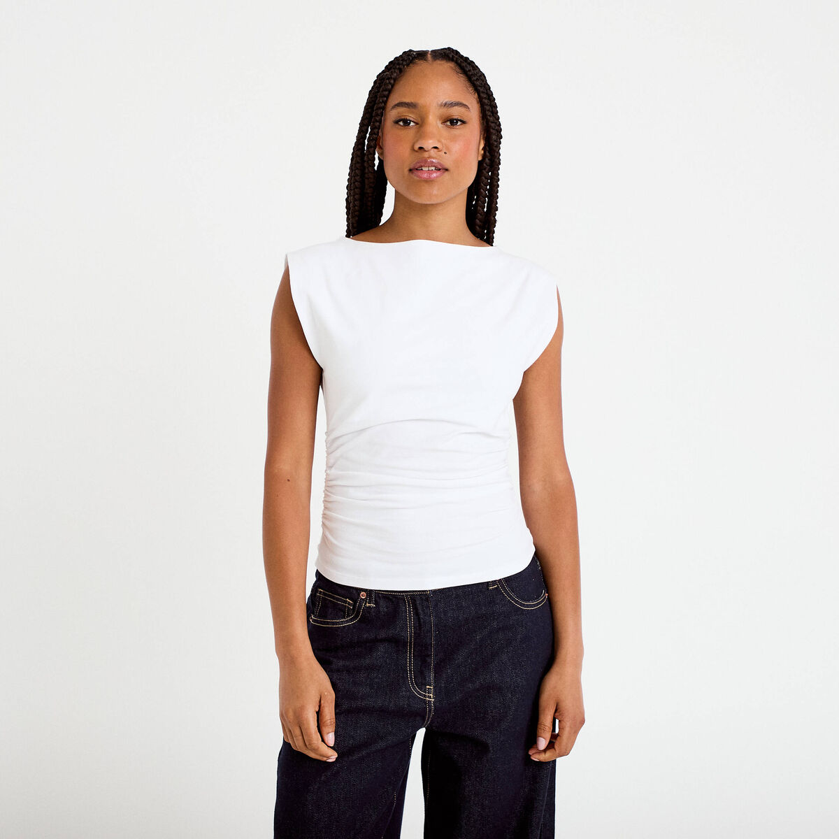 T-shirt ajust&eacute; col bateau sans manches blanc femme