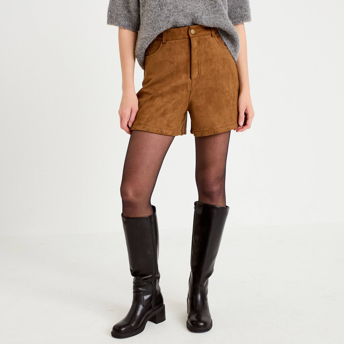 Short taille haute aspect daim clout&eacute; camel femme