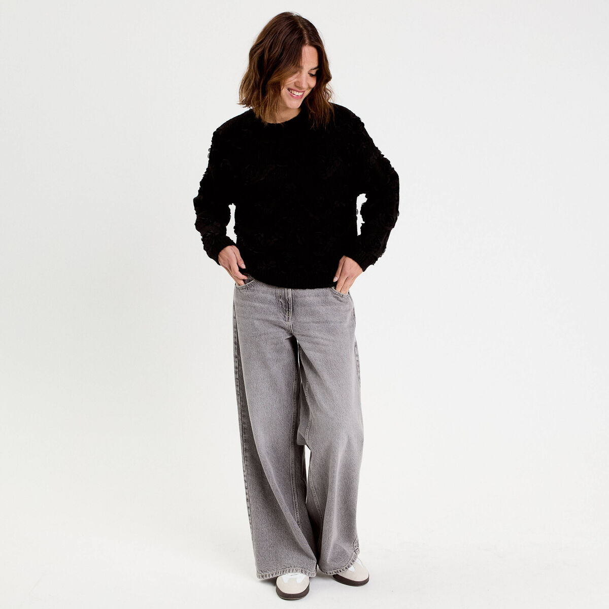 Pull fleurs en relief noir femme