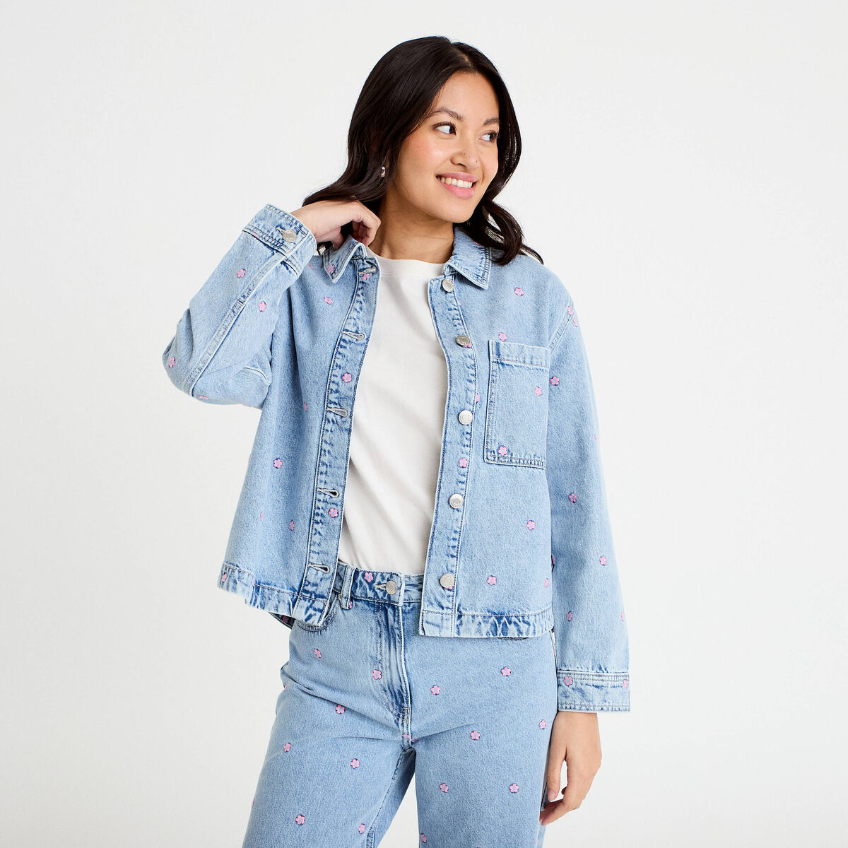 Surchemise denim broderies fleurs bleu fonc&eacute; femme