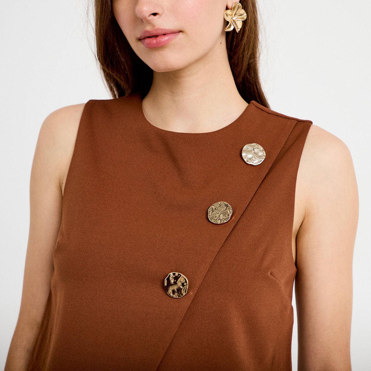 Top ajust&eacute; court sans manches col rond marron femme