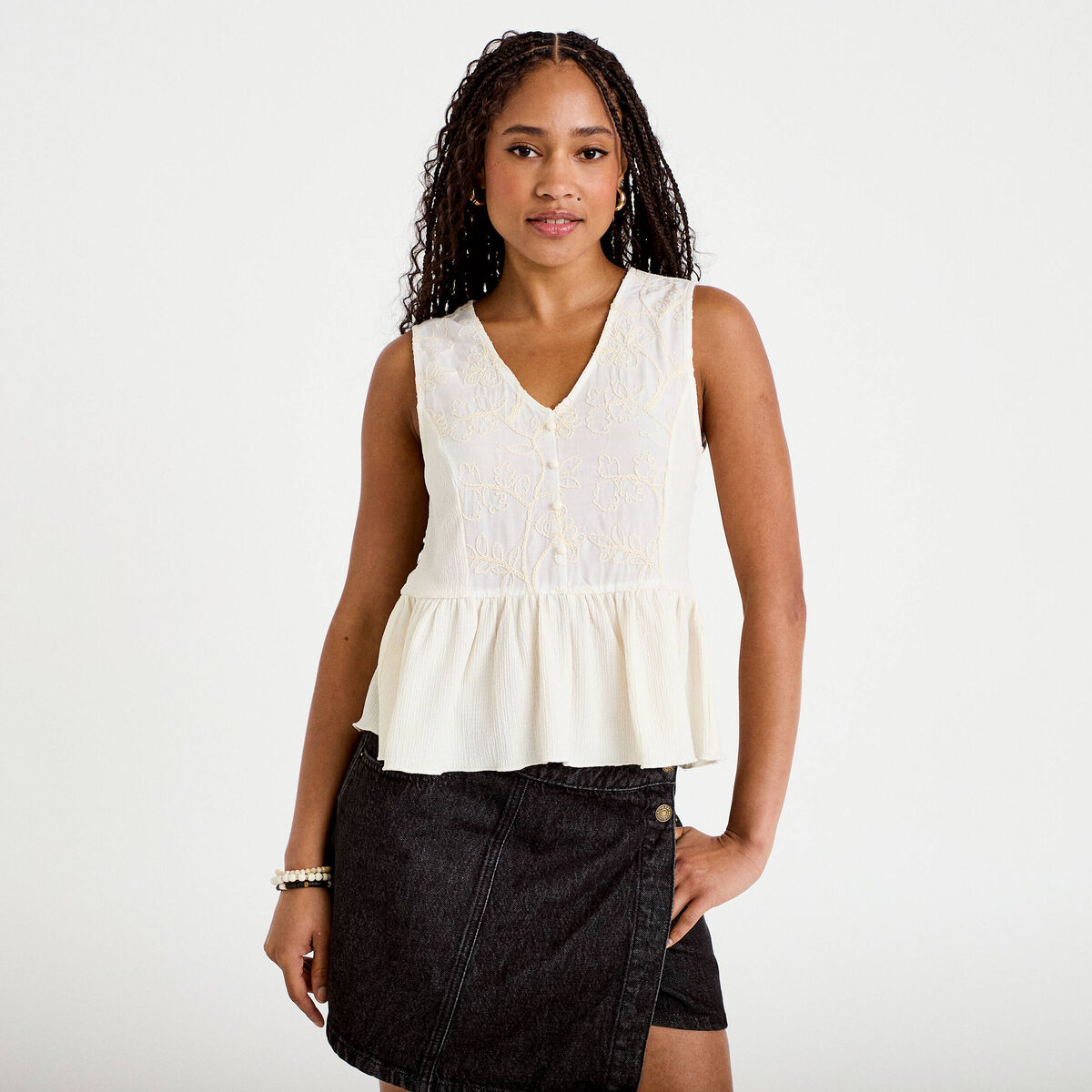 Blouse cintr&eacute;e sans manches col v ecru femme