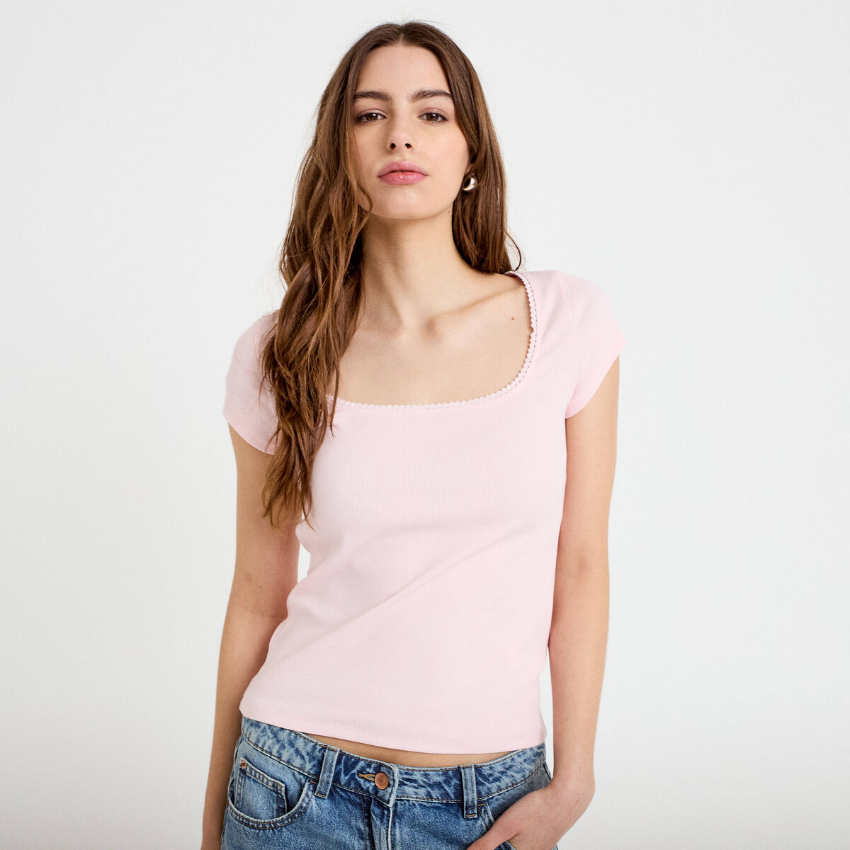 T-shirt cintr&eacute; d&eacute;collet&eacute; manches courtes rose clair femme