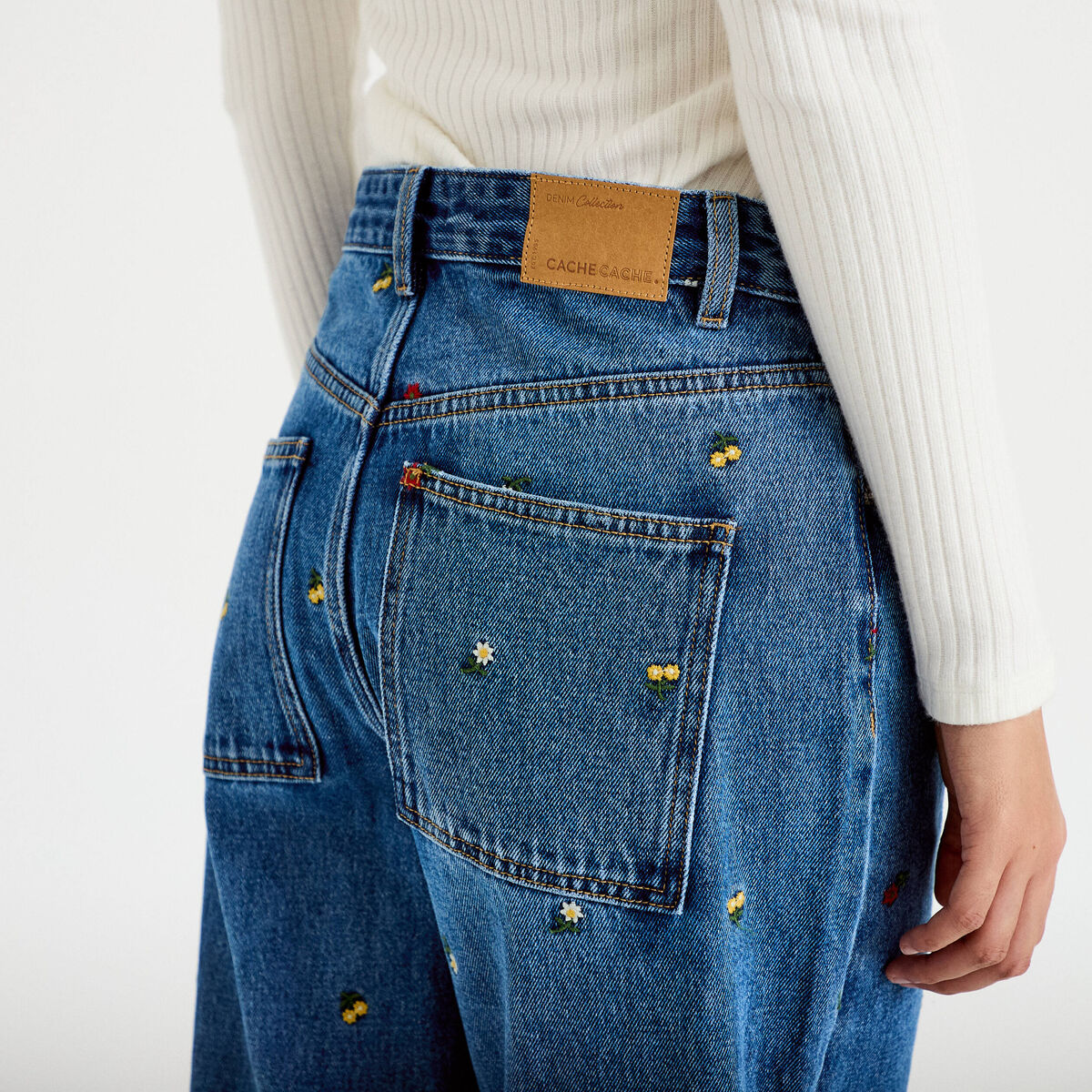 Jean barrel avec broderie bleu femme