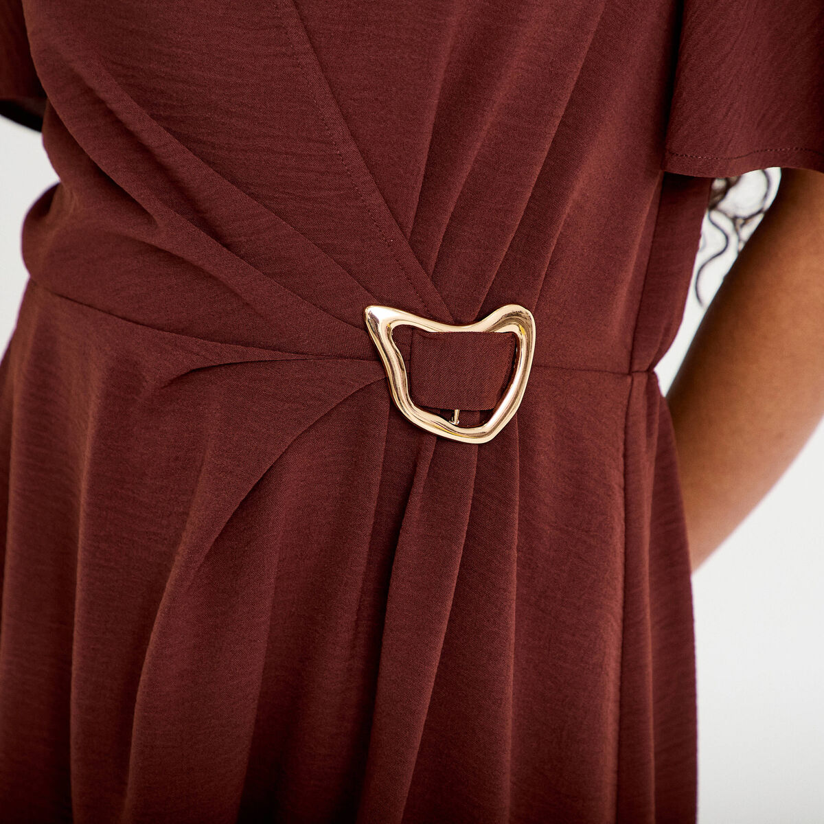Robe courte &eacute;vas&eacute;e col v manches courtes marron femme