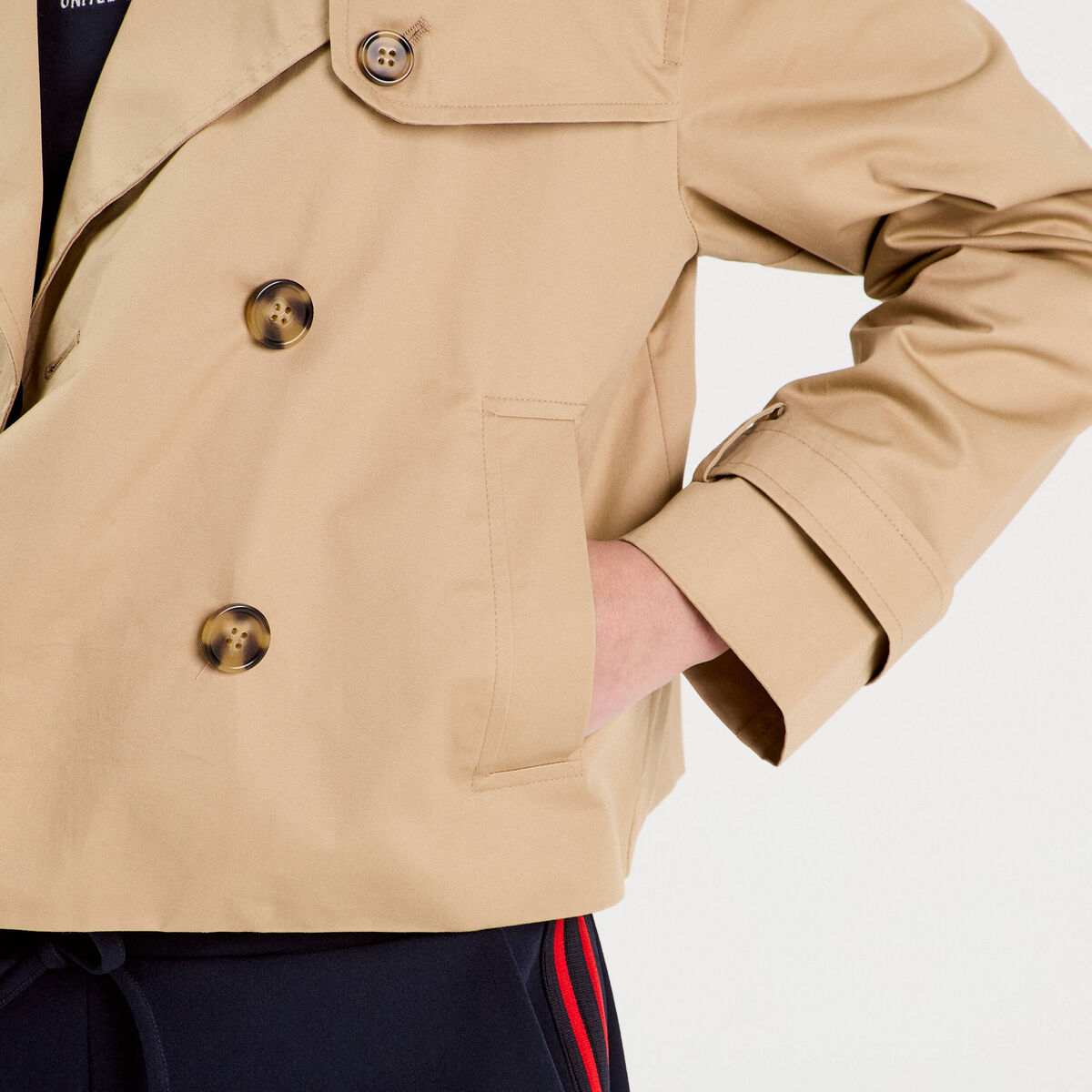 Trench court boutonn&eacute; sable femme