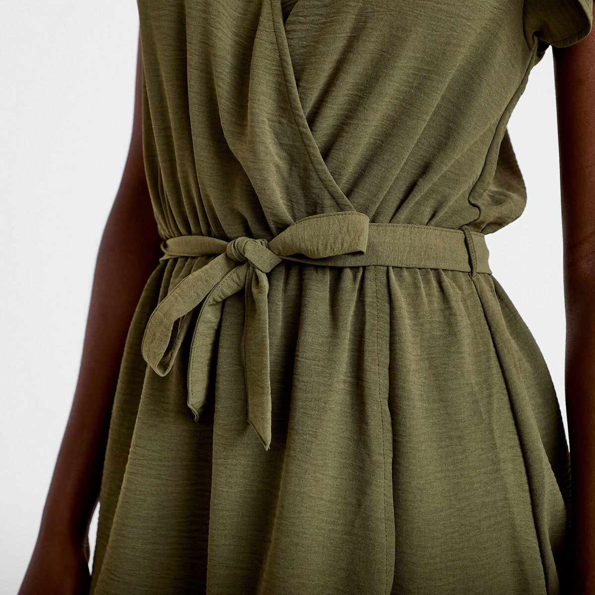 Robe courte &eacute;vas&eacute;e col v manches courtes vert kaki femme