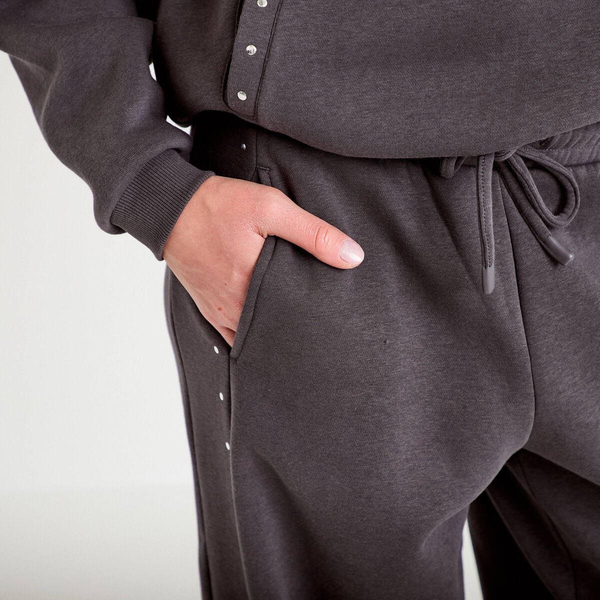 Jogging &agrave; d&eacute;tails clout&eacute;s taille basse gris fonc&eacute; femme