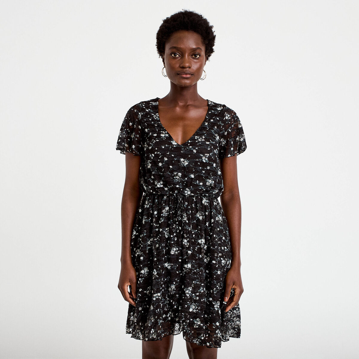 Robe courte &eacute;vas&eacute;e en dentelle col v noir femme