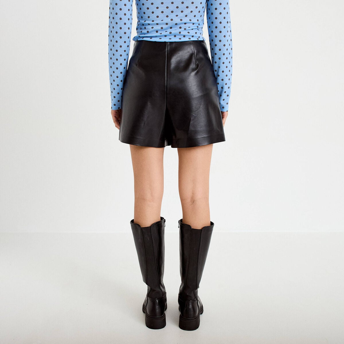 Jupe-short courte en similicuir noir femme