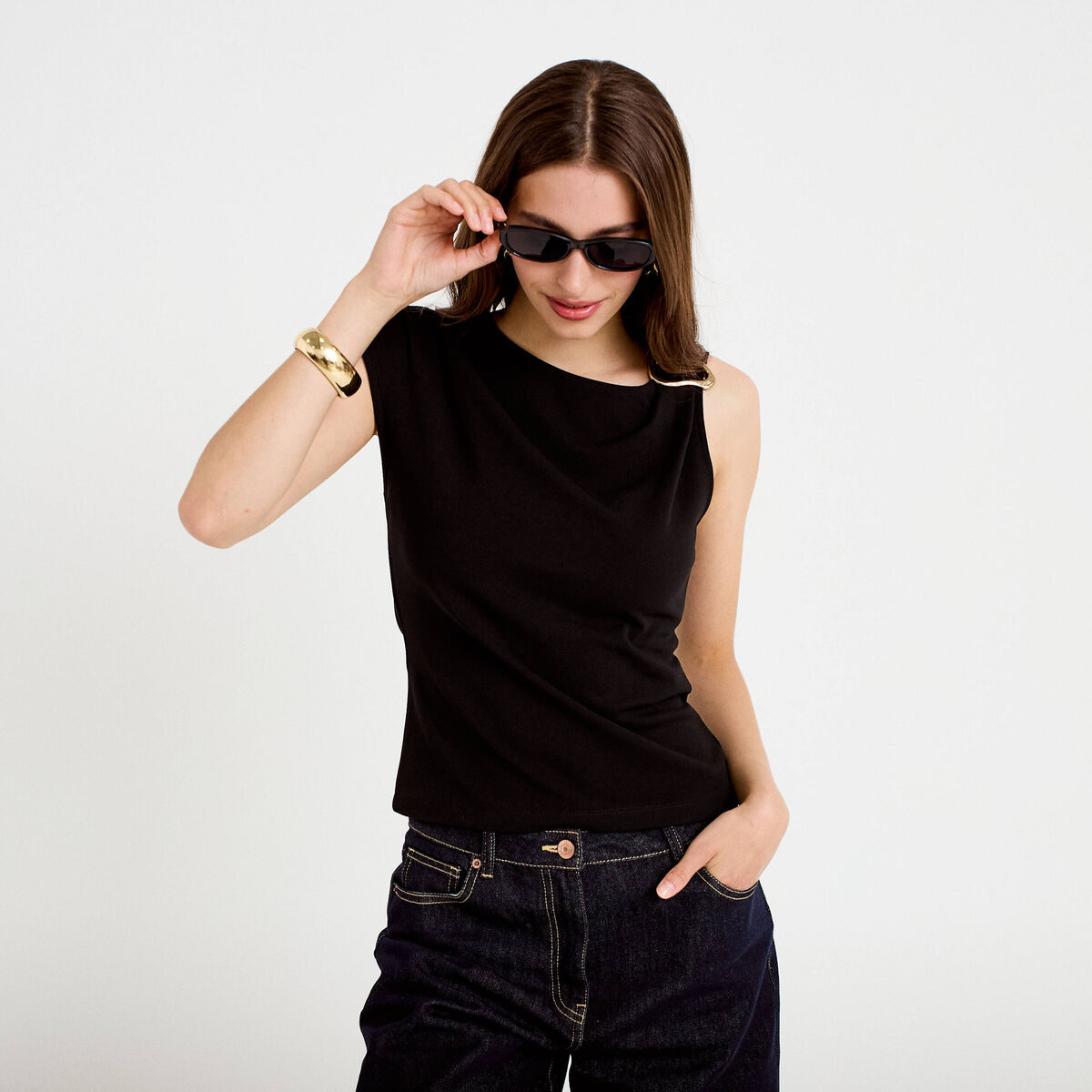 Top asym&eacute;trique d&eacute;tail bijou noir femme
