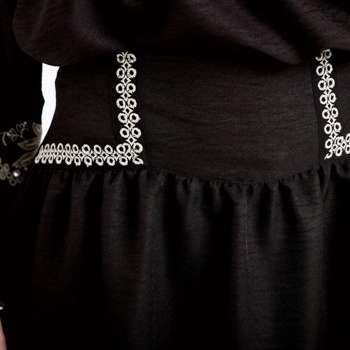 Jupe courte &eacute;vas&eacute;e taille haute noir femme