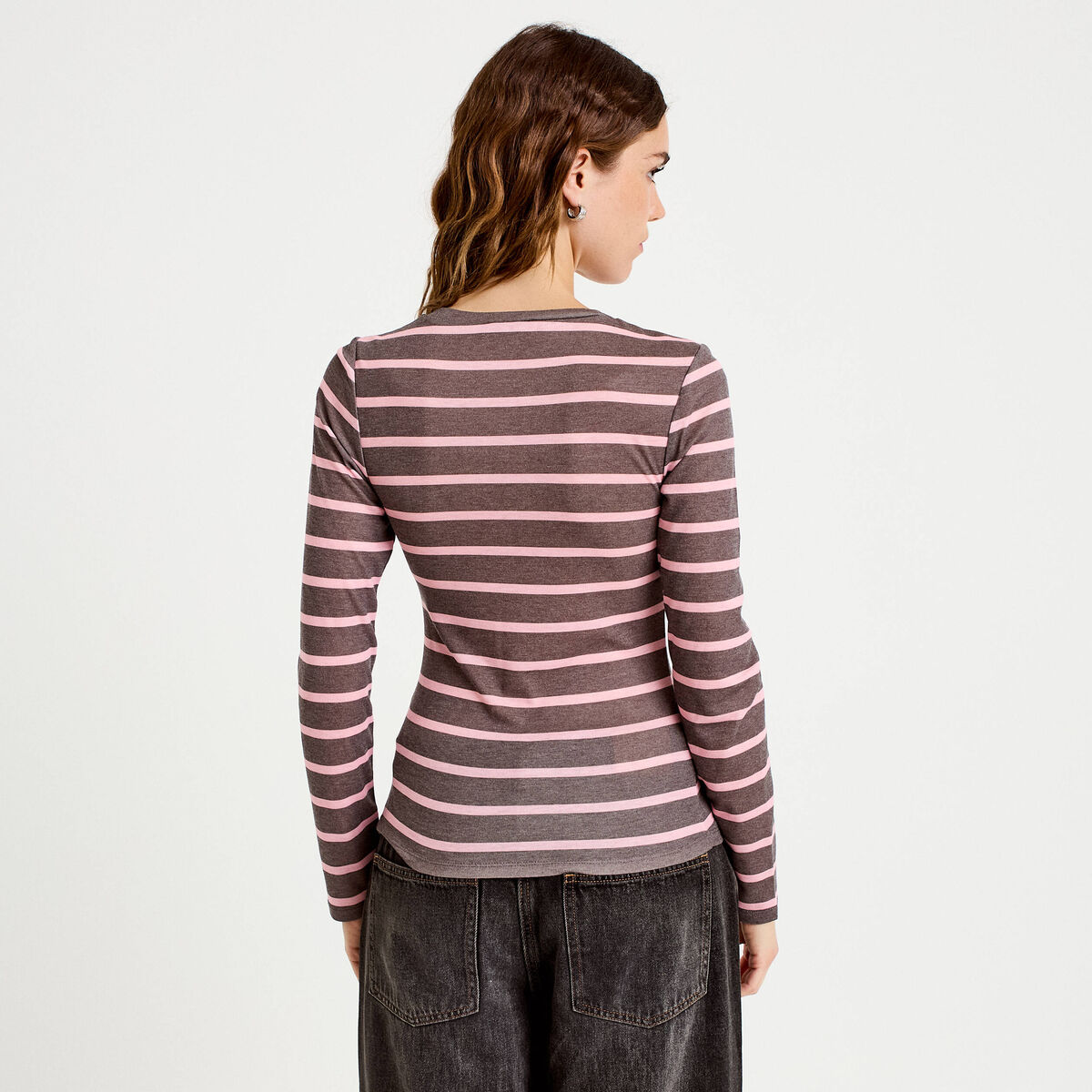 T-shirt ajust&eacute; col rond manches longues marron fonc&eacute; femme