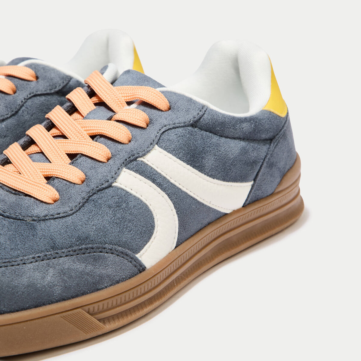 Basket aspect daim gris femme