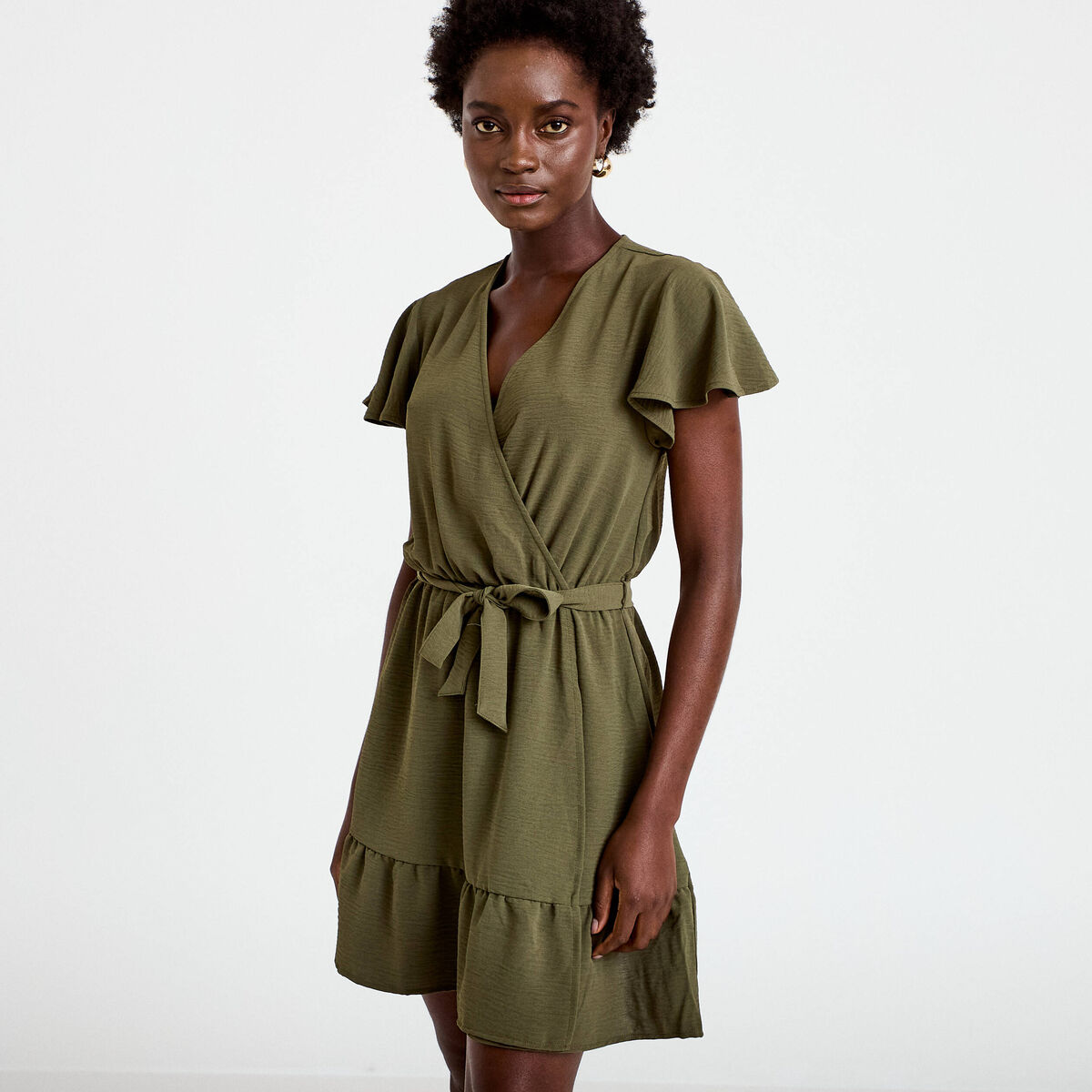 Robe courte &eacute;vas&eacute;e col v manches courtes vert kaki femme