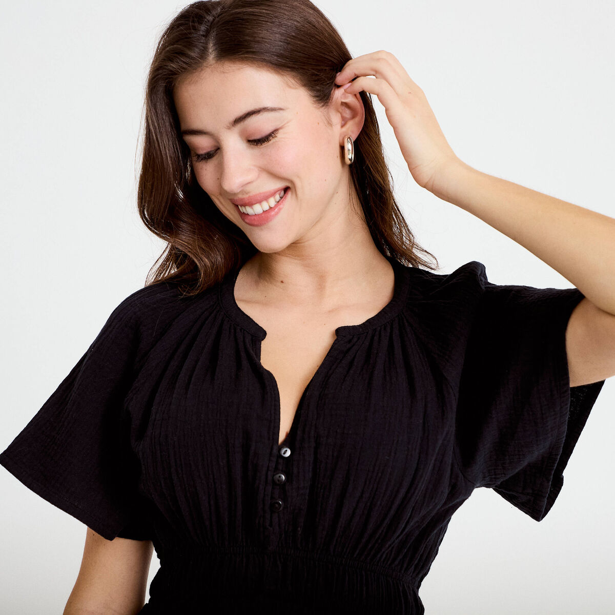 Robe courte &eacute;vas&eacute;e manches courtes noir femme