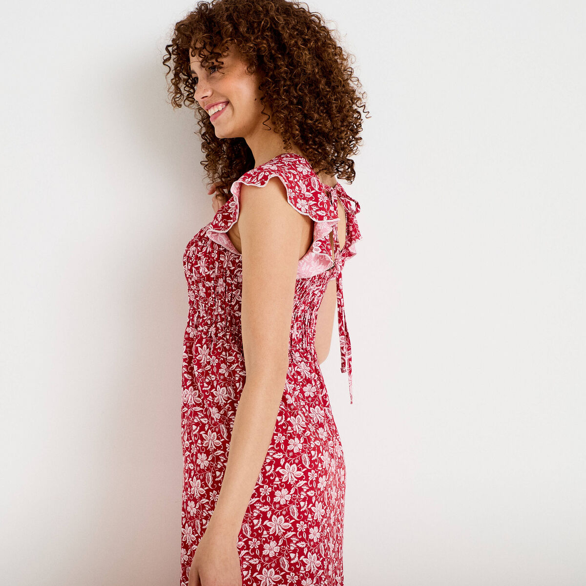 Robe longue &eacute;vas&eacute;e smock&eacute;e rouge femme