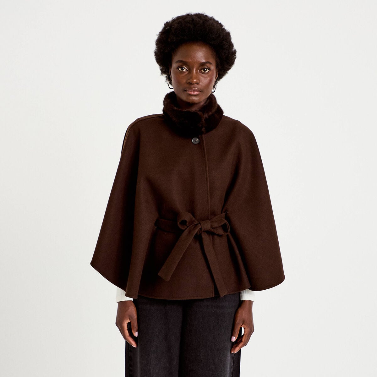 Poncho en fausse fourrure marron fonc&eacute; femme