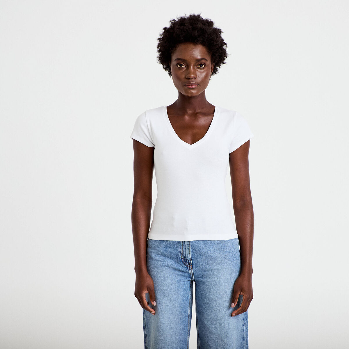 T-shirt ajust&eacute; col v manches courtes blanc femme