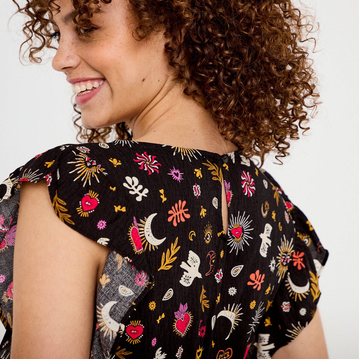 Robe &eacute;vas&eacute;e cr&ecirc;pe col v manches courtes noir femme