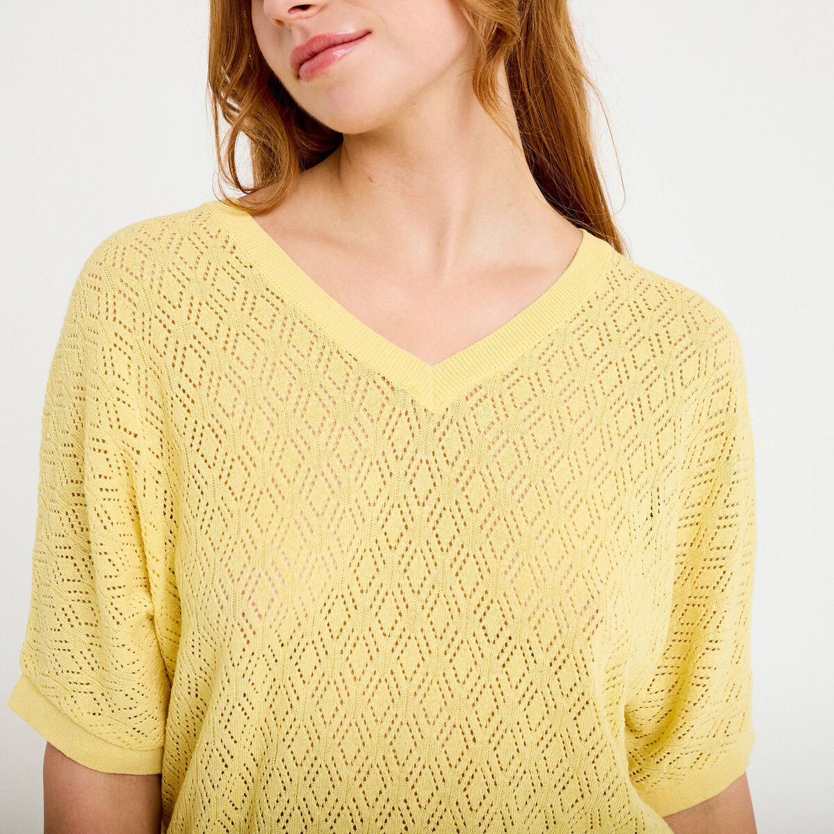 Pull ajour&eacute; col v manches courtes jaune pastel femme