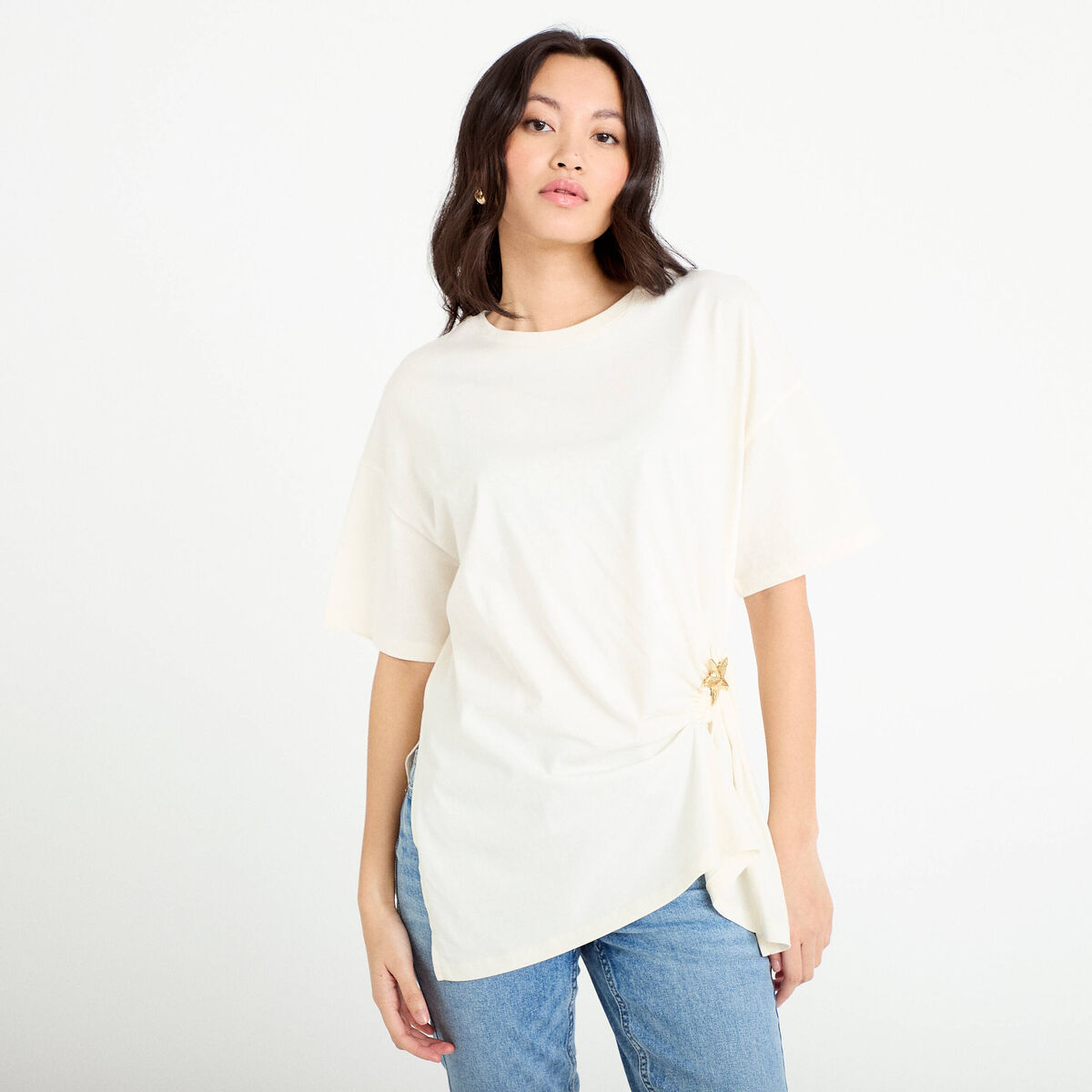 T-shirt &agrave; fronces avec bijou ecru femme